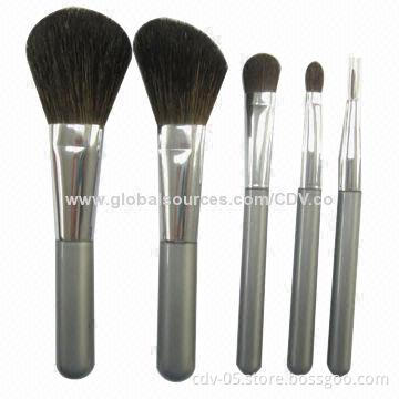 Travel makeup brushes, made of wooden handle and aluminum ferrule with goat and synthetic hair
